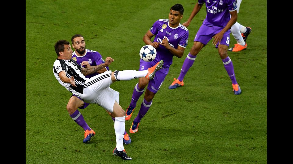 La rovesciata di Mario Mandzukic che porta al pareggio della Juventus al 27' (Afp)&nbsp;