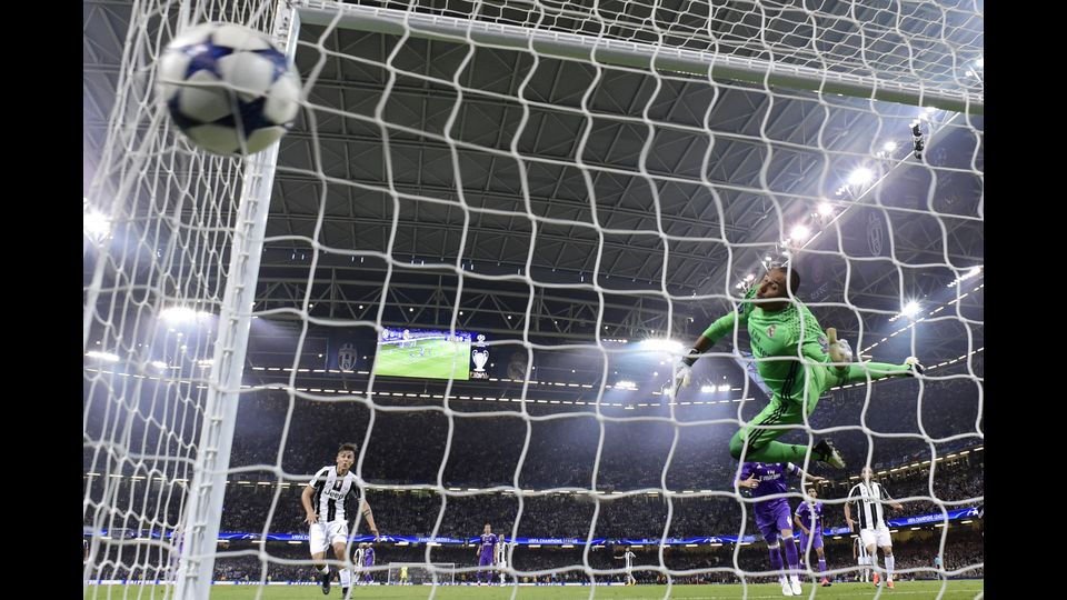Il portiere del Real Madrid superato dal tiro di Mario Mandzukic (Afp)&nbsp;