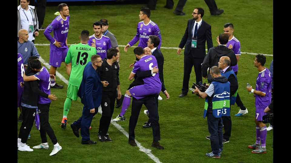 La gioia in campo dei giocatori del Real Madrid dopo la fine della partita (Afp)