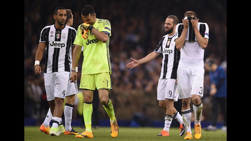 La delusione dei giocatori della Juventus dopo il triplice fischio finale (Afp)