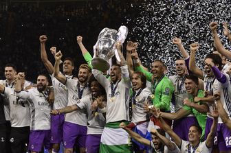 Il capitano del Real Madrid Sergio Ramos alza la Coppa (Afp)