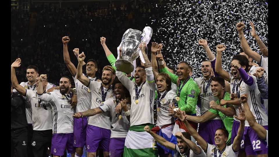 Il capitano del Real Madrid Sergio Ramos alza la Coppa (Afp)