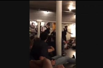 Furgone sulla folla a Londra polizia irrompe in un bar (foto video)