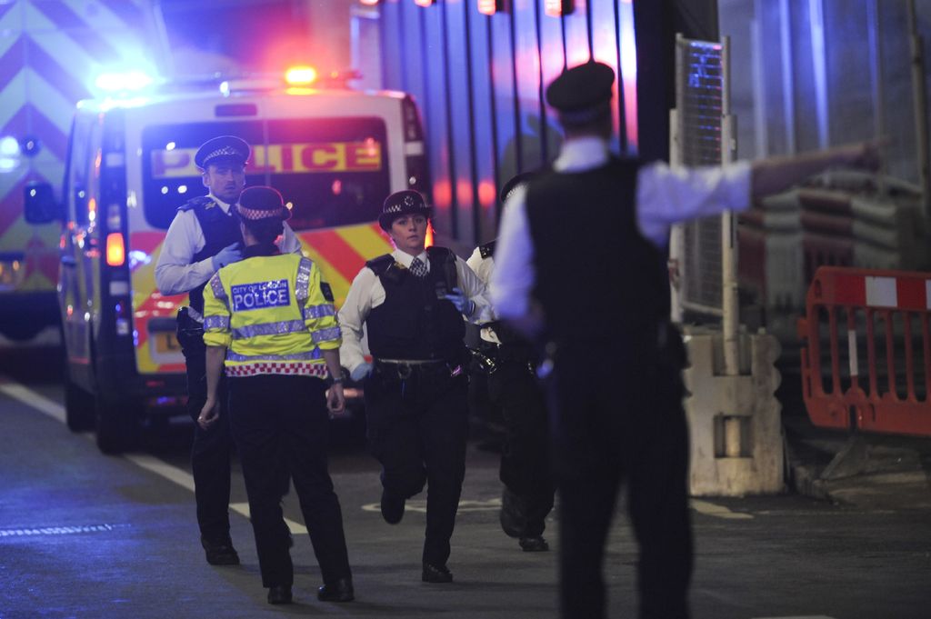 Furgone sulla folla a Londra. Durante tutta la notte e questa mattina le forze speciali e la Polizia stanno battendo a tappeto la citt&agrave; alla ricerca di possibili complici dei terroristi che ieri sera si sono lanciati con un furgone sulla folla a London Bridge, facendo 7 morti. La Polizia non esclude nuovi attentati, ma invita la cittadinanza ad una 'calma vigile'. Per ora, 48 i feriti. Afp)