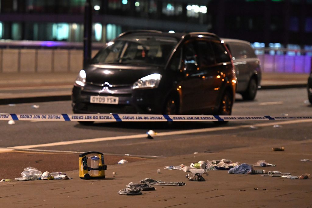 Furgone sulla folla a Londra. Durante tutta la notte e questa mattina le forze speciali e la Polizia stanno battendo a tappeto la citt&agrave; alla ricerca di possibili complici dei terroristi che ieri sera si sono lanciati con un furgone sulla folla a London Bridge, facendo 7 morti. La Polizia non esclude nuovi attentati, ma invita la cittadinanza ad una 'calma vigile'. Per ora, 48 i feriti. Afp)