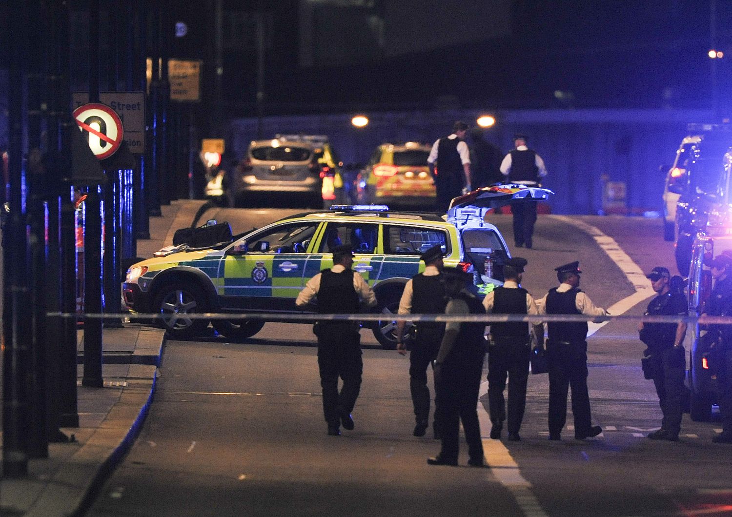 Furgone sulla folla a Londra. Durante tutta la notte e questa mattina le forze speciali e la Polizia stanno battendo a tappeto la citt&agrave; alla ricerca di possibili complici dei terroristi che ieri sera si sono lanciati con un furgone sulla folla a London Bridge, facendo 7 morti. La Polizia non esclude nuovi attentati, ma invita la cittadinanza ad una 'calma vigile'. Per ora, 48 i feriti. Afp)
