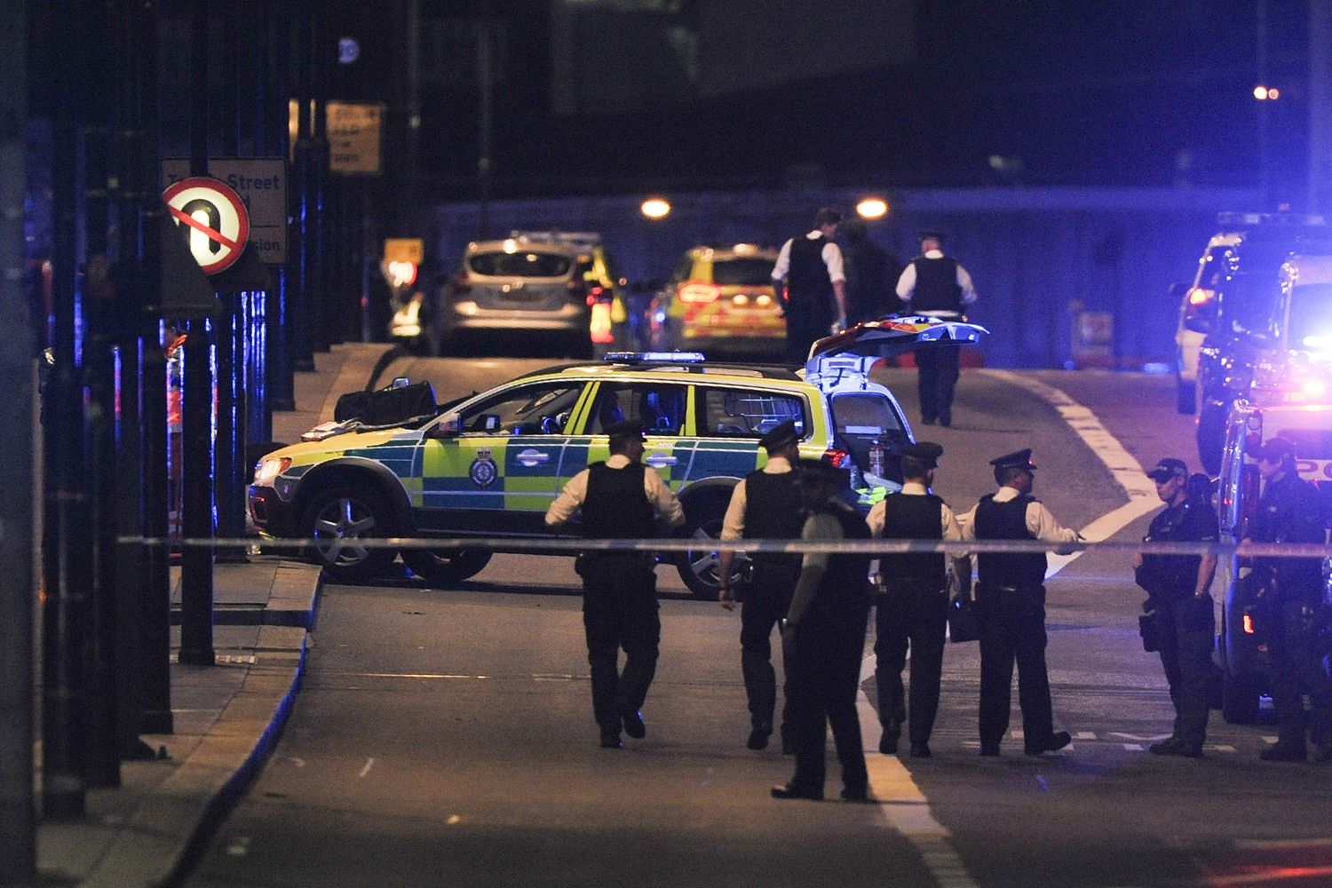 Furgone sulla folla a Londra. Durante tutta la notte e questa mattina le forze speciali e la Polizia stanno battendo a tappeto la citt&agrave; alla ricerca di possibili complici dei terroristi che ieri sera si sono lanciati con un furgone sulla folla a London Bridge, facendo 7 morti. La Polizia non esclude nuovi attentati, ma invita la cittadinanza ad una 'calma vigile'. Per ora, 48 i feriti. Afp)
