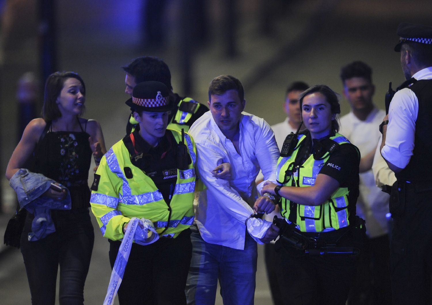 Furgone sulla folla a Londra. Durante tutta la notte e questa mattina le forze speciali e la Polizia stanno battendo a tappeto la citt&agrave; alla ricerca di possibili complici dei terroristi che ieri sera si sono lanciati con un furgone sulla folla a London Bridge, facendo 7 morti. La Polizia non esclude nuovi attentati, ma invita la cittadinanza ad una 'calma vigile'. Per ora, 48 i feriti. Afp)