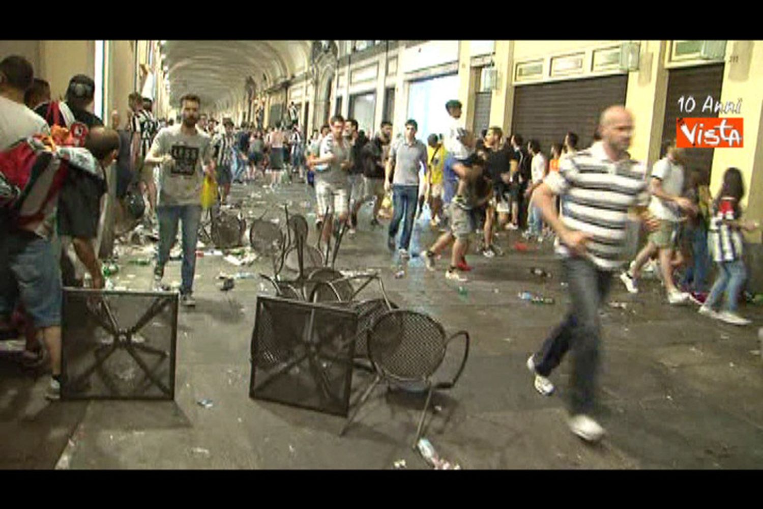 &nbsp;San carlo la folla che scappa (foto video Vista)