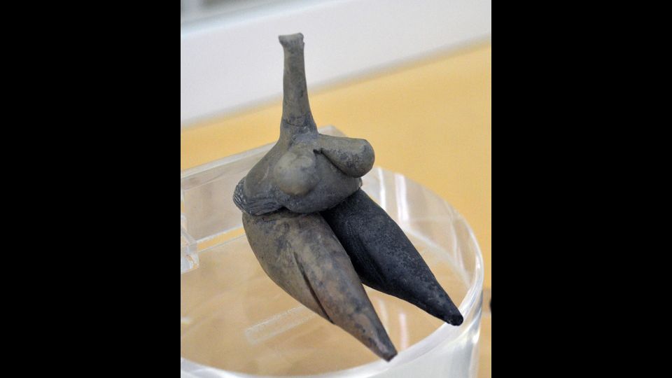 La Venere di SarabSi pensa che sia datata intorno al 9000 a.C. ed e&rsquo; stata ritrovata in un villaggio sempre ad ovest dell&rsquo;Iran, nelle vicinanze dell&rsquo;odierna citta&rsquo; di Kermanshah. E&rsquo; indubbiamente la statua di una dea che aveva alcune parti femminili esagerate che volevano rappresentare la fecondit&agrave;. La Venere si trova al secondo piano dell&rsquo;edificio.&nbsp;