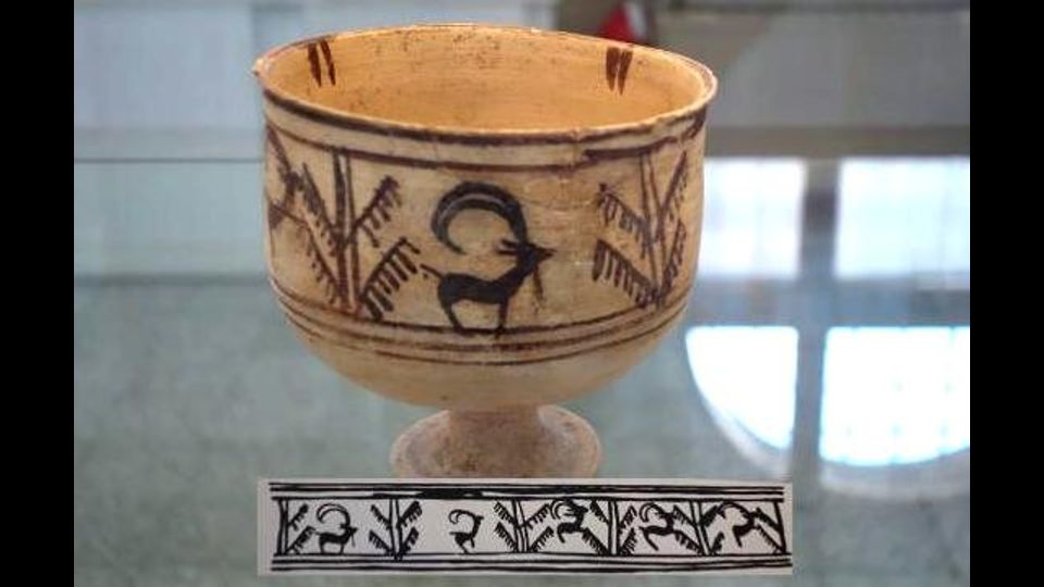 La Coppa della citta&rsquo; BruciataAl primo piano davanti alla &ldquo;Coppa della citta&rsquo; bruciata&rdquo;, c&rsquo;e&rsquo; sempre folla perche&rsquo; si tratta del primo esempio al mondo di animazione. Si tratta di una coppa sulla quale vi sono 5 immagine, una successiva all&rsquo;altra, di una capra che sta davanti ad una palma, che poi si alza, che poi salta e che infine addenta e mangia la foglia della palma. Mettendosi davanti la coppa e facendola girare, si vedeva la capra saltellare. La Coppa e&rsquo; del 3000 a.C. ed e&rsquo; stata rinvenuta nella Citta&rsquo; Bruciata, sito a sud-est dell&rsquo;Iran le cui meraviglie dagli anni &rsquo;70 ad oggi, sono state riportate alla luce soprattutto grazie alla maestria degli archeologi italiani.&nbsp;