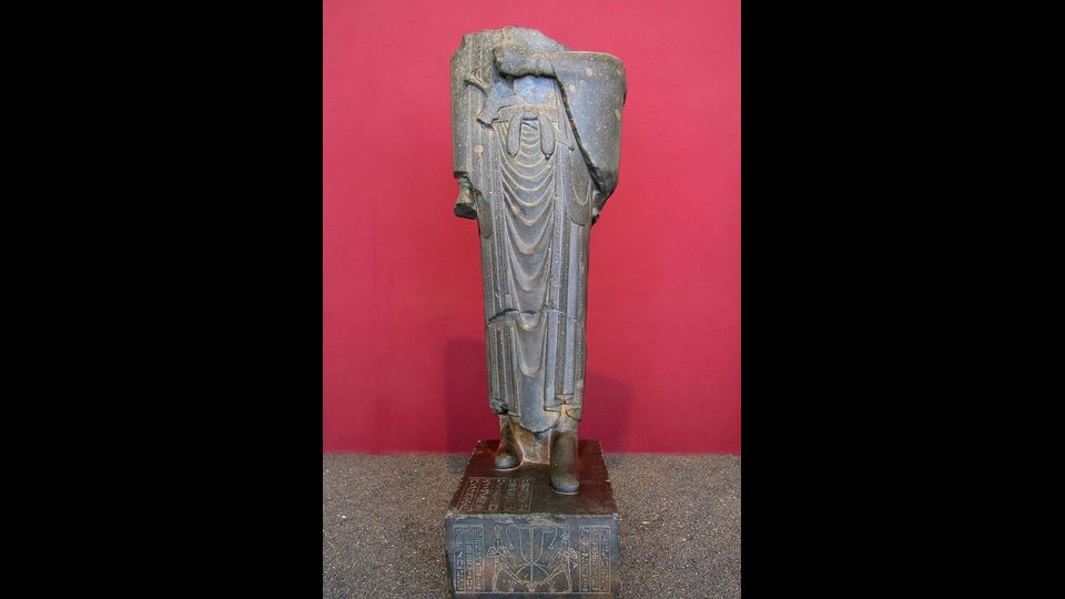 La statua di Dario il Grande, Faraone d&rsquo;Egitto&ldquo;Sono io Dario, il grande Re, il Re dei Re (Shah in Shah), il re di questa grande terra, figlio di Histaspe l&rsquo;Achemenide. Re Dario ha fatto costruire questa statuta affinche&rsquo; i posteri sappiano che quest&rsquo;uomo persiano ha conquistato questa grande terra, l&rsquo;Egitto&rdquo;. Sono le scritte sulla monumentale statua di Dario, che come spiega da solo conquisto&rsquo; l&rsquo;Egitto rendendo se ed i suoi discendenti per oltre un secolo, anche Faraoni del Nilo.&nbsp;