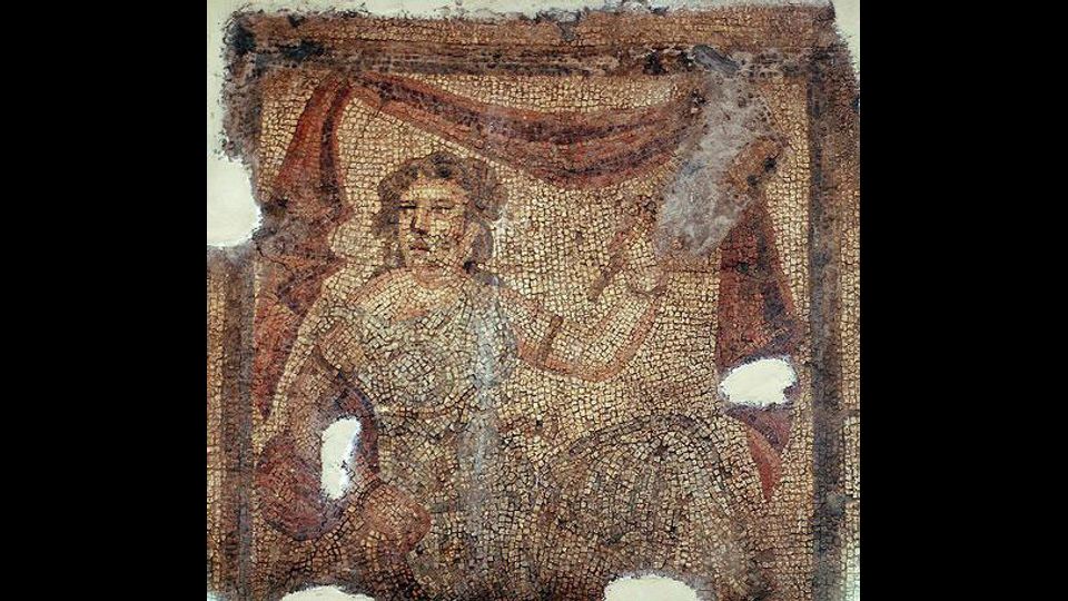 I mosaici romani dei soldati di ValerianoA chi chiede cosa ci fanno dei mosaici romani al museo di Teheran, le guide rispondono che il re sassanide Shapur o Sapore, sconfisse nel 260 d.C. l&rsquo;imperatore romano Valeriano e lo fece prigioniero insieme a 70 mila dei suoi soldati. A quest&rsquo;ultimi fece costruire la citta&rsquo; di Bishapur, nel sud dell&rsquo;Iran, in pieno stile romano e con i mosaici. Nella citta&rsquo; venne fatto costruire un palazzo pure per Valeriano che visse da re ma in esilio fino alla fine dei suoi giorni, nella citta&rsquo; costruita dai suoi soldati.&nbsp;