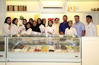 &quot;C'era qualcuno, non c'era qualcun altro, oltre al buon Dio non c'era nessun altro&quot;. Iniziano cos&igrave; le antiche fiabe persiane, ma questa volta non &egrave; una fiaba, &egrave; la storia veria di una donna, una delle donne dell'Iran odierno. Quella che oggi &egrave; forse la migliore gelateria dell'Iran, non si trova nella moderna Teheran, oggi ferita a morte dopo l'attacco terroristico del 7 giugno. Ma nella pi&ugrave; piccola e graziosa Shiraz, nel sud, nota per i giardini incantati ed i suoi poeti; in questa gelateria lavorano sole donne, la direttrice e proprietaria &egrave; una donna che ha una storia legata all'Italia e ad un maestro gelataio bolognese.(fotostoria di Davood Abbasi)