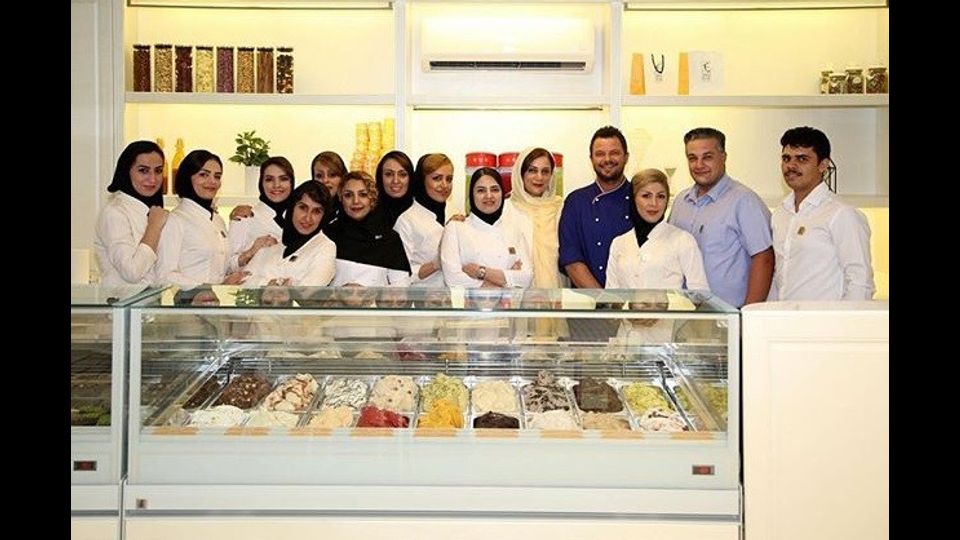 &quot;C'era qualcuno, non c'era qualcun altro, oltre al buon Dio non c'era nessun altro&quot;. Iniziano cos&igrave; le antiche fiabe persiane, ma questa volta non &egrave; una fiaba, &egrave; la storia veria di una donna, una delle donne dell'Iran odierno. Quella che oggi &egrave; forse la migliore gelateria dell'Iran, non si trova nella moderna Teheran, oggi ferita a morte dopo l'attacco terroristico del 7 giugno. Ma nella pi&ugrave; piccola e graziosa Shiraz, nel sud, nota per i giardini incantati ed i suoi poeti; in questa gelateria lavorano sole donne, la direttrice e proprietaria &egrave; una donna che ha una storia legata all'Italia e ad un maestro gelataio bolognese.(fotostoria di Davood Abbasi)