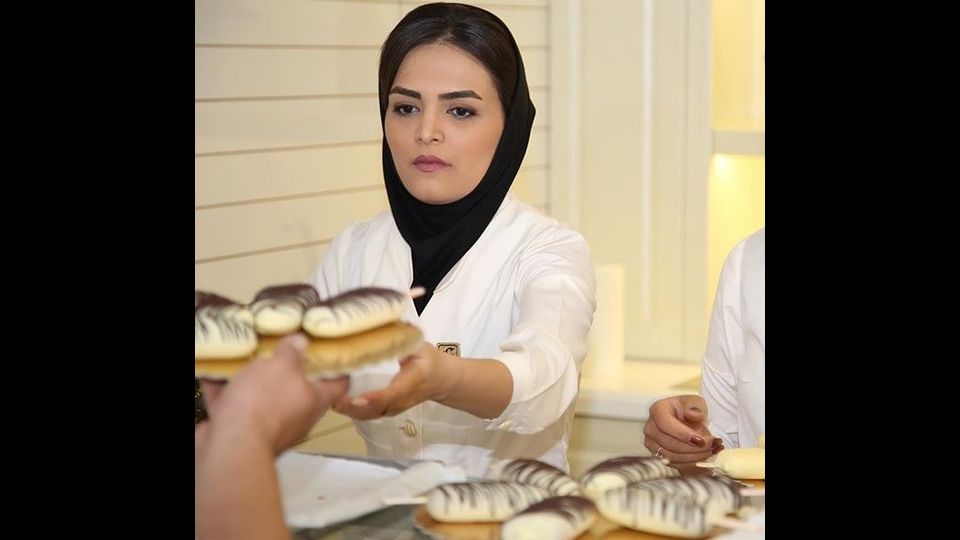 Pochi mesi dopo il ritorno in Iran, chiama il suo maestro per chiedergli aiuto; vuole aprire un negozio a Shiraz, che realizzi gelato in base alla migliore tradizione artigianale italiana e che abbia solo ed unicamente impiegati donna. &quot;Perch&eacute; solo donne?&quot;, chiede il maestro, contattato al telefono in Italia. &quot;Io sono una donna e noi donne ci conosciamo tra di noi. Lo so sin da ora che se saremo solo donne ci saranno anche dei problemi, ma io voglio dare un'opportunit&agrave; di lavoro alle ragazze della mia citt&agrave;&quot;.&nbsp;