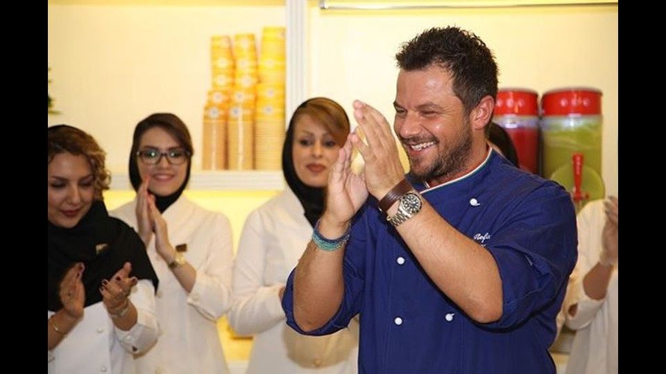 &Egrave; il 2011 e una giovane ragazza di Shiraz, Laleh, parte per Milano per studiare management, a 5.000 km da casa sua. Laleh &egrave; nata nel 1979, anno della rivoluzione islamica in Iran, ed &egrave; il simbolo di una generazione di giovani iraniani che sceglie l'estero per gli studi universitari. Quattro anni passano presto a Milano ed arriva la laurea; Laleh si sposta a Bologna dove decide di seguire un corso di un mese all'universita' del gelato Carpigiani, dove ha come docente il maestro e chef Stefano Tarquinio.