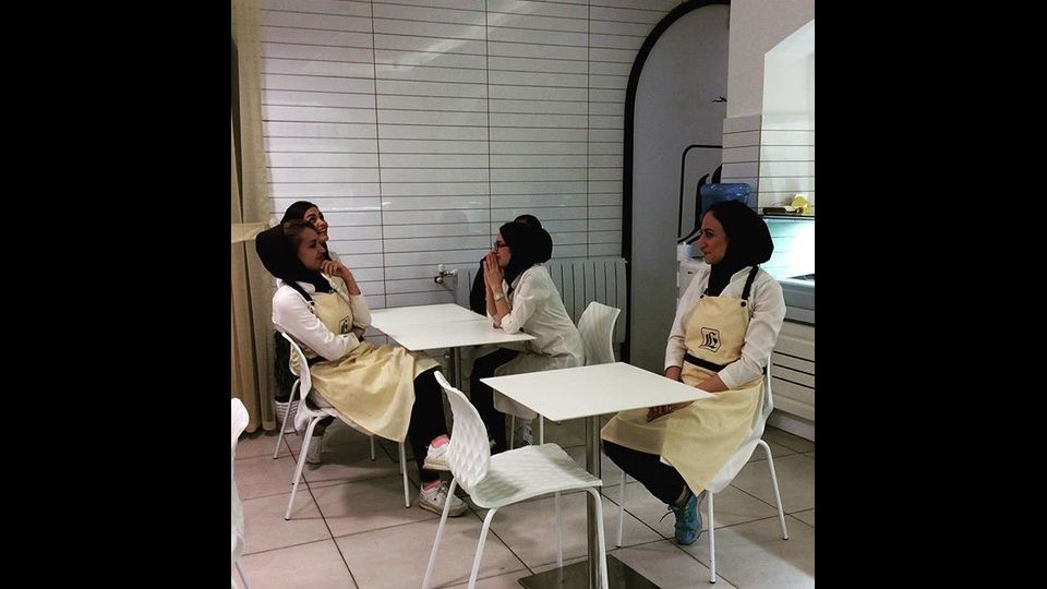 Il maestro gelataio romagnolo raggiunge Shiraz, organizza un corso veloce di una settimana per le 12 ragazze di Shiraz (11 impiegate pi&ugrave; Laleh) e poi riparte per l'Italia. Laleh, che ha fatto tutto da sola e da sola si occupa di tutto, dall'affitto del locale, all'acquisto dei macchinari, alle faccende burocratiche, dice di non essere mai stata discriminata per il fatto di essere donna e di essere sempre stata rispettata. Tra le 11 ragazze che lavorano da Laleh ci sono donne laureate che non avevano trovato lavoro altrove, ma anche ragazze che sanno leggere e scrivere a malapena, e che non hanno avuto la possibilit&agrave; di andare all'universit&agrave;. Nella scelta delle sue impiegate, in altre parole, lei ha messo al primo posto, non il curriculum, ma l'umanit&agrave; delle persone, spiega ancora il suo maestro, Stefano Tarquinio.&nbsp;