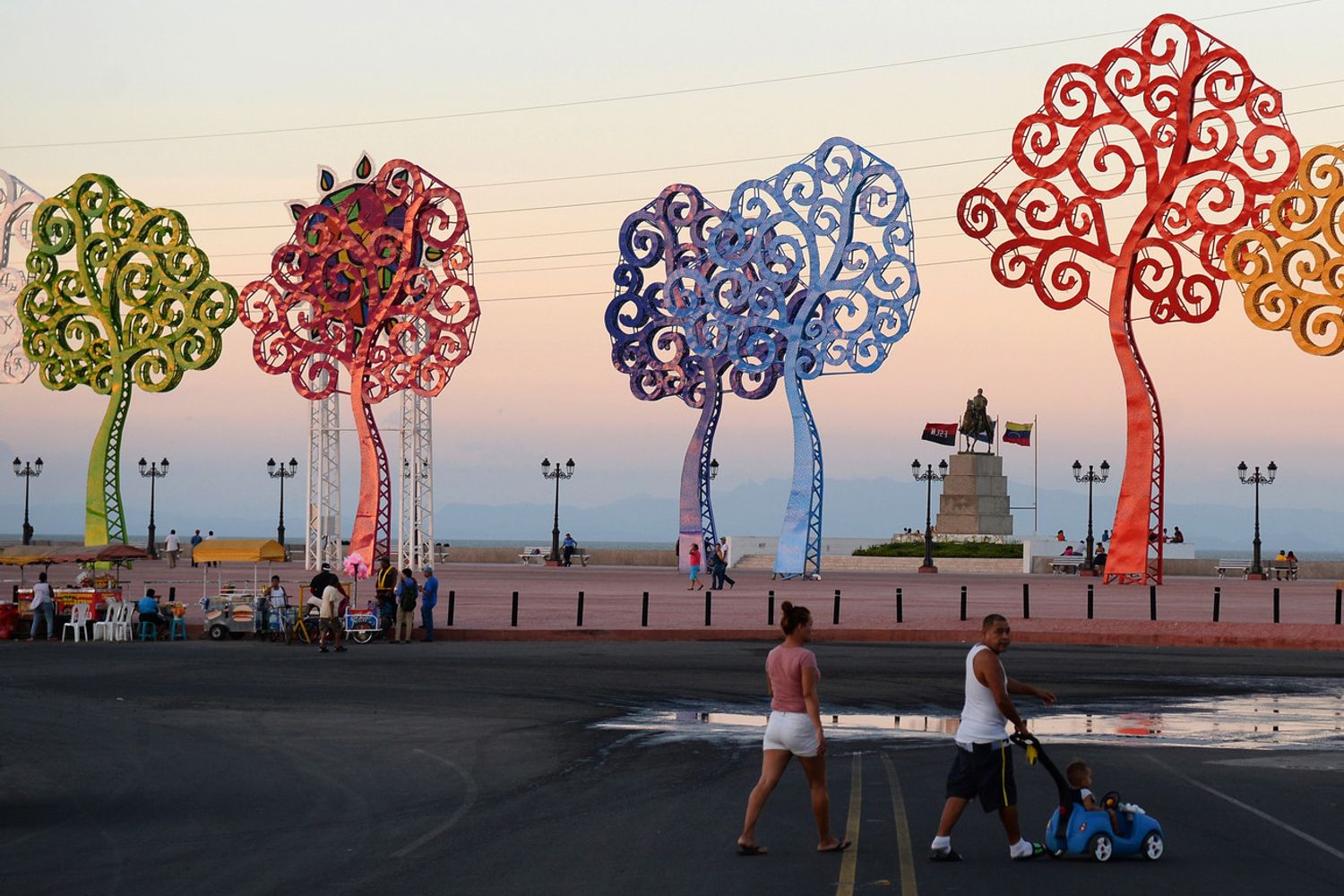 Sculture colorate a forma di albero vista sul lungomare di El Malecon al tramonto al porto di Puerto Salvador Allende a Managua, Nicaragua (Afp) &nbsp;