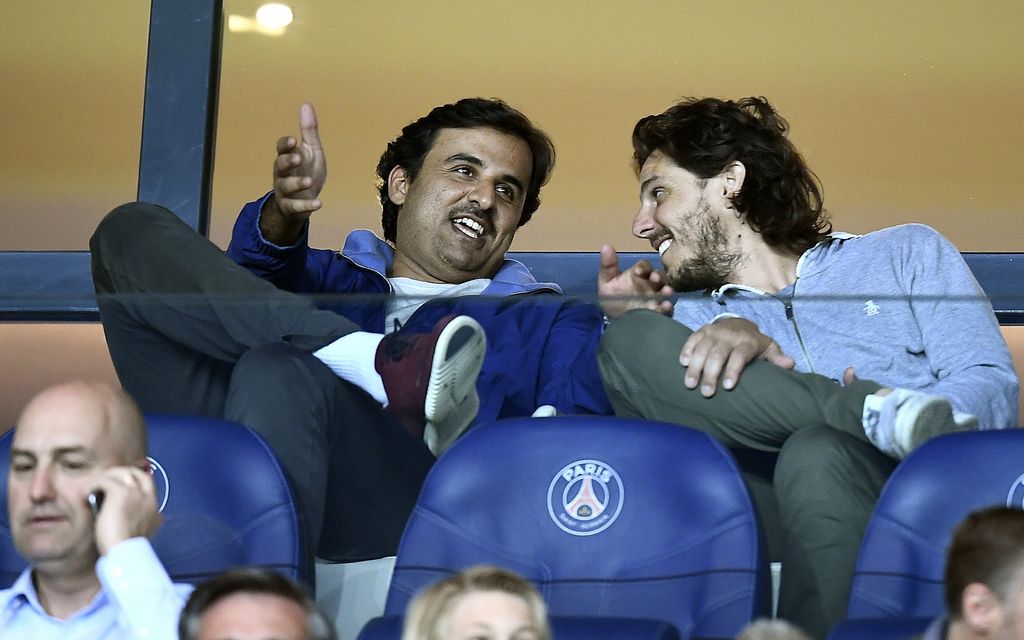 &nbsp;L'emiro al Thani assiste a una partita del Psg con l'ex tennista Gaston Gaudio