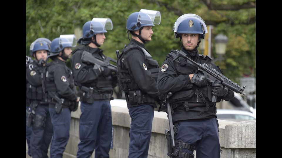 L'aggressore di Notre Dame aveva con s&egrave; anche due coltelli oltre al martello con cui ha ferito leggermente un agente. I colleghi del poliziotto hanno sparato e ferito alle gambe l'aggressore&nbsp;