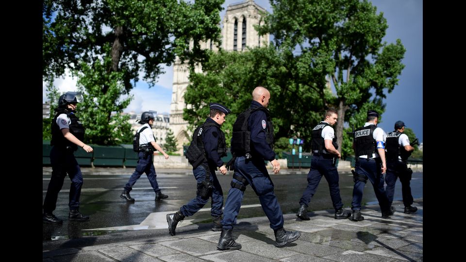 L'uomo che a colpi di martello ha aggredito un agente a Notre Dame nel cuore di Parigi &egrave; di origine algerine e viveva nella Val D'Oise, dipartimento a nord della capitale.&nbsp;Attacco a Notre Dame