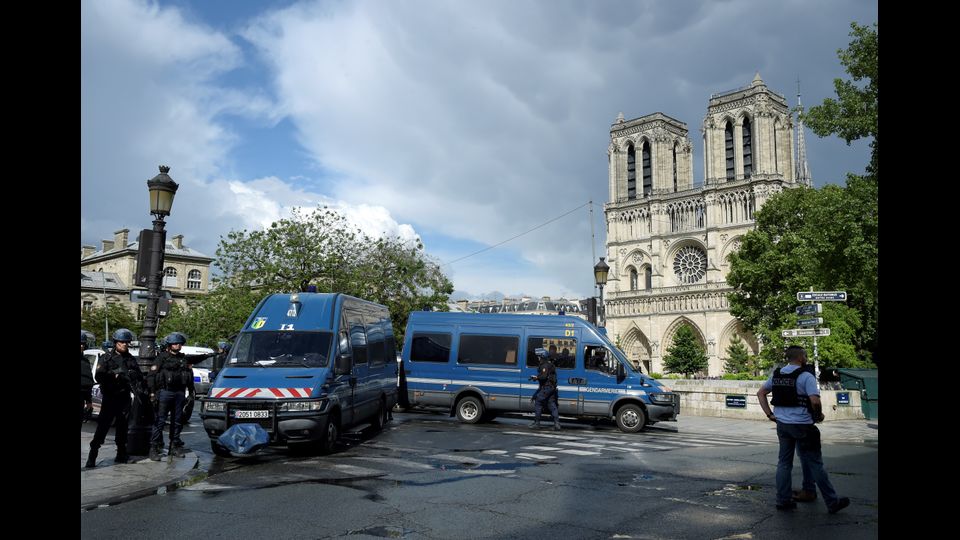 La procura di Parigi ha aperto una inchiesta per terrorismo in merito ai fatti di Notre Dame
