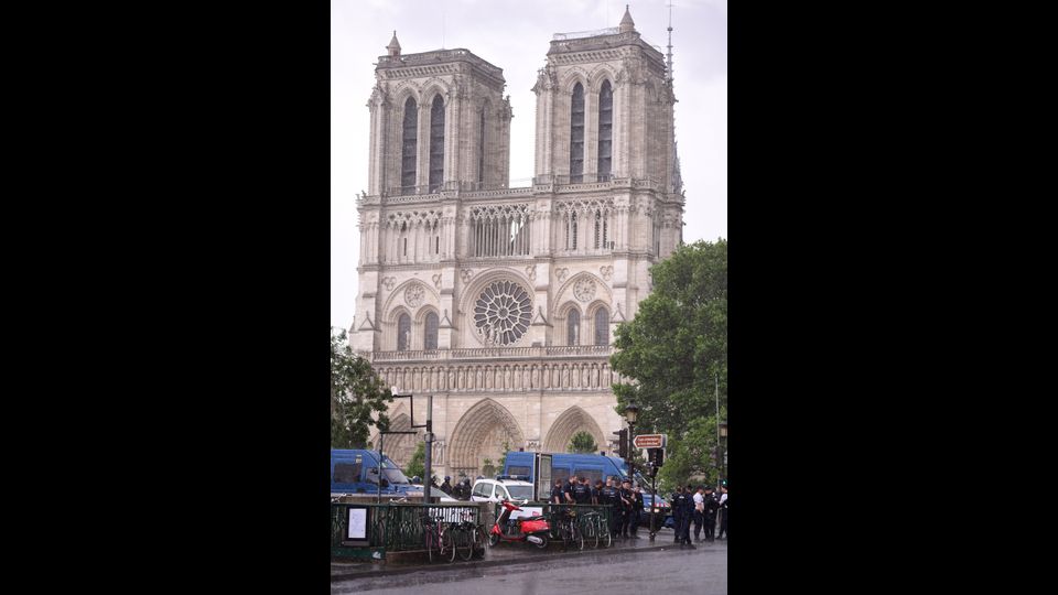 L'aggressore ha &quot;gridato 'lo faccio per la Siria'&quot;, ha dichiarato il ministro dell'Interno Gerard Collomb&nbsp;&nbsp;Attacco a Notre dame