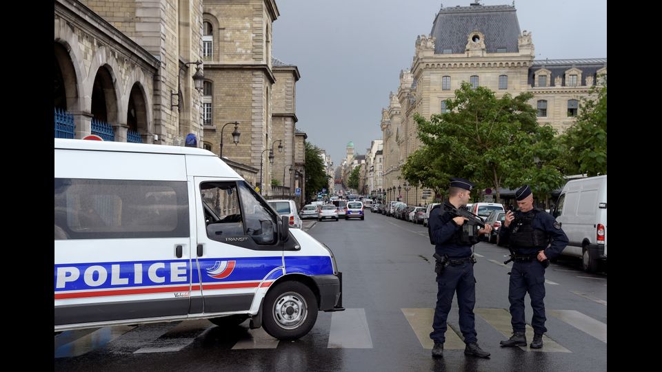 L'aggressore &egrave; uno studente &quot;algerino con un permesso di soggiorno&quot; &nbsp;Attacco a Notre Dame