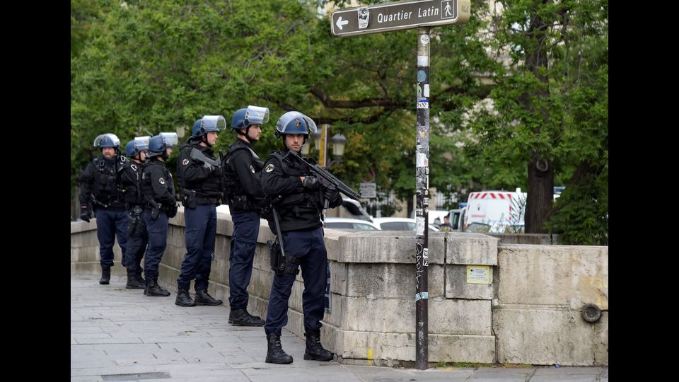&quot;Finora non ci sono state rivendicazioni&quot; ha specificato il ministro dell'Interno Gerard Collomb&nbsp;Attacco a Notre Dame