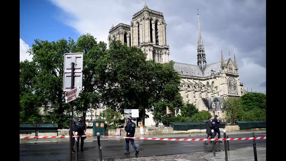 Un poliziotto &egrave; stato aggredito nell'area di Notre Dame, a Parigi, da un uomo che brandiva un martello.
