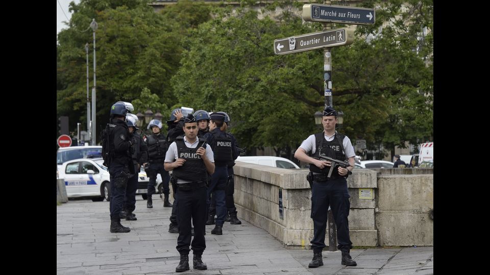 Tre donne avevano progettato di far saltare in aria la basilica facendo esplodere un'auto imbottita di bombole di gas. La polizia riusc&igrave; a bloccare il commando, tutto al femminile.&nbsp;Attacco a Notre Dame