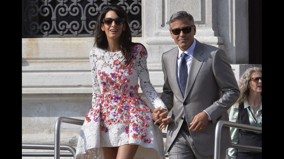 &nbsp;George Clooney e la moglie Amal escono dall'hotel Aman il 28 settembre 2014 a Venezia, dopo aver festeggiato per tutta la notte il loro matrimonio con gli amici (Afp)&nbsp;