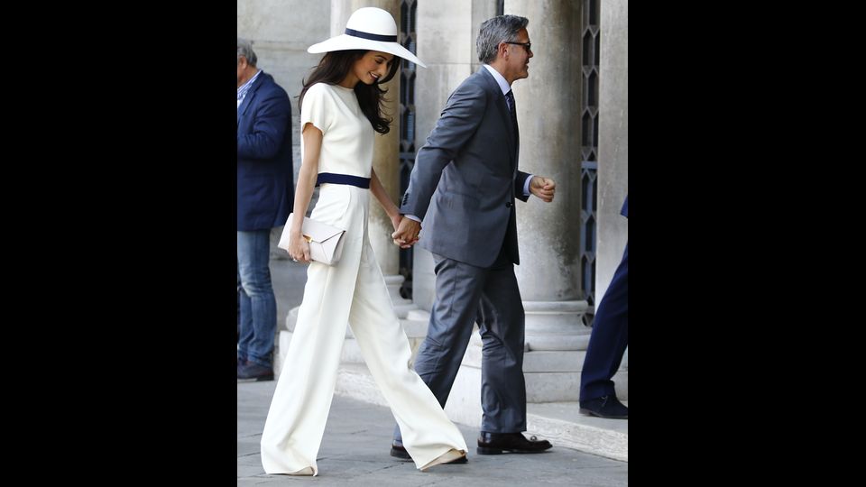 &nbsp;George Clooney e e Amal Alamuddin arrivano il 29 settembre 2014 al palazzo Ca Farsetti a Venezia, per il rito civile (Afp)