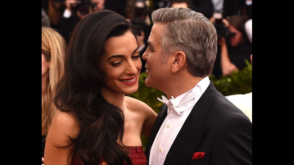 &nbsp;George Clooney e Amal Clooney al Gala di beneficenza dell'Istituto &quot;China: Through The Looking Glass&quot; il 4 maggio 2015 al Metropolitan Museum di New York (Afp)