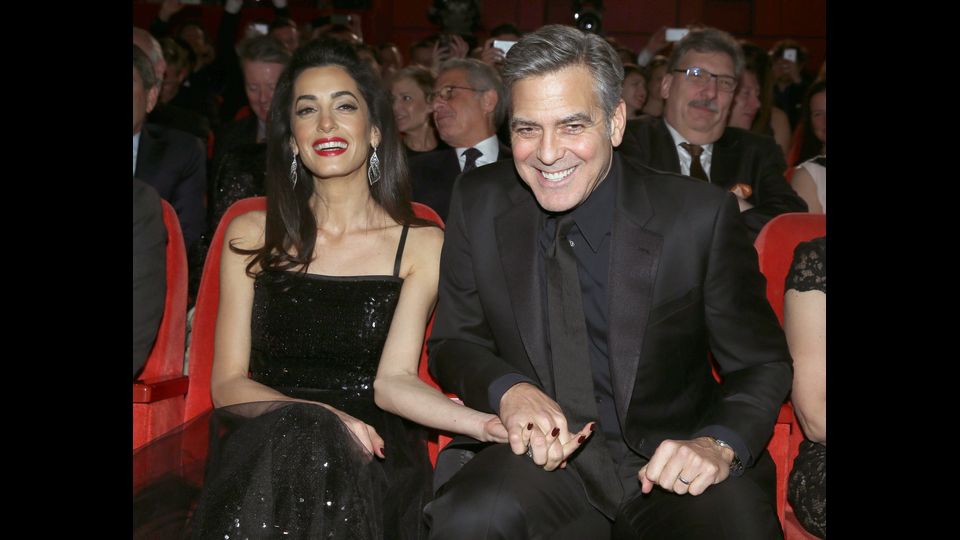 &nbsp;George e Amal Clooney al Festival Internazionale del Cinema di Berlino assistono alla premiazione del film &quot;Hail Ceasar&quot;, l'11 febbraio 2016 (Afp)