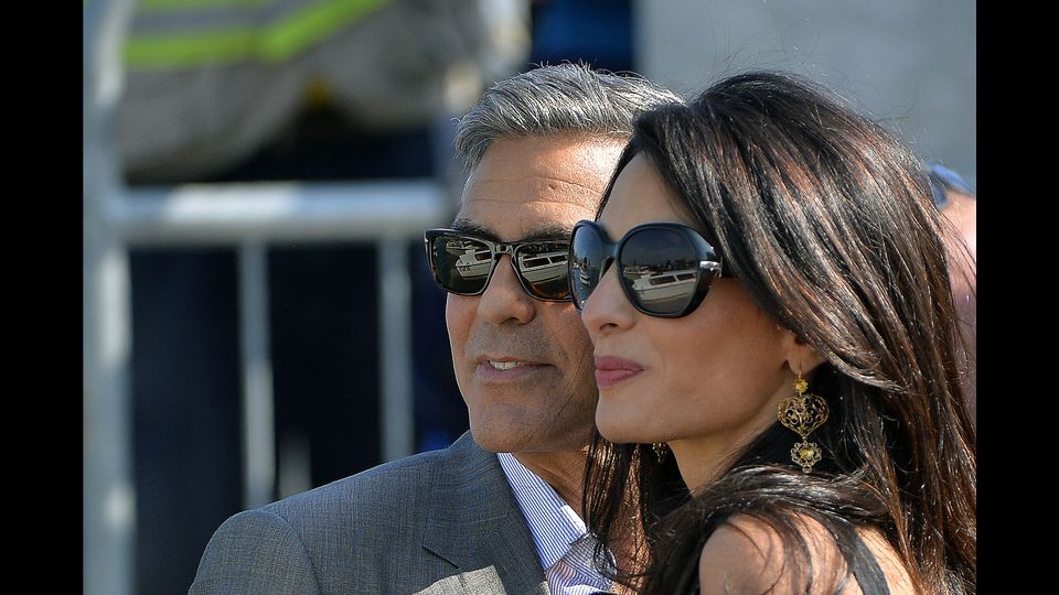 Sono nati i gemelli di George Clooney e Amal Alamuddin,&nbsp;I due - un maschio e una femmina - stanno bene e tutti, secondo il portavoce dell'attore, Stan Rosenfeld: &quot;sono felici e in buona salute&quot; tranne &quot;George che e' stato narcotizzato e si dovrebbe riprendere in pochi giorni&quot;, ha ironizzato. Abbiamo ricostruito la love story dell'attore e dell'avvocatessa per i diritti civili.(Afp)