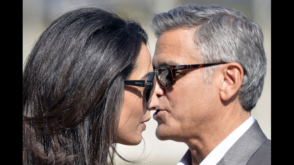 &nbsp;George Clooney e Amal Alamuddin arrivano su un taxiboat a Venezia dove si sposeranno il 27 settembre 2014 (Afp)