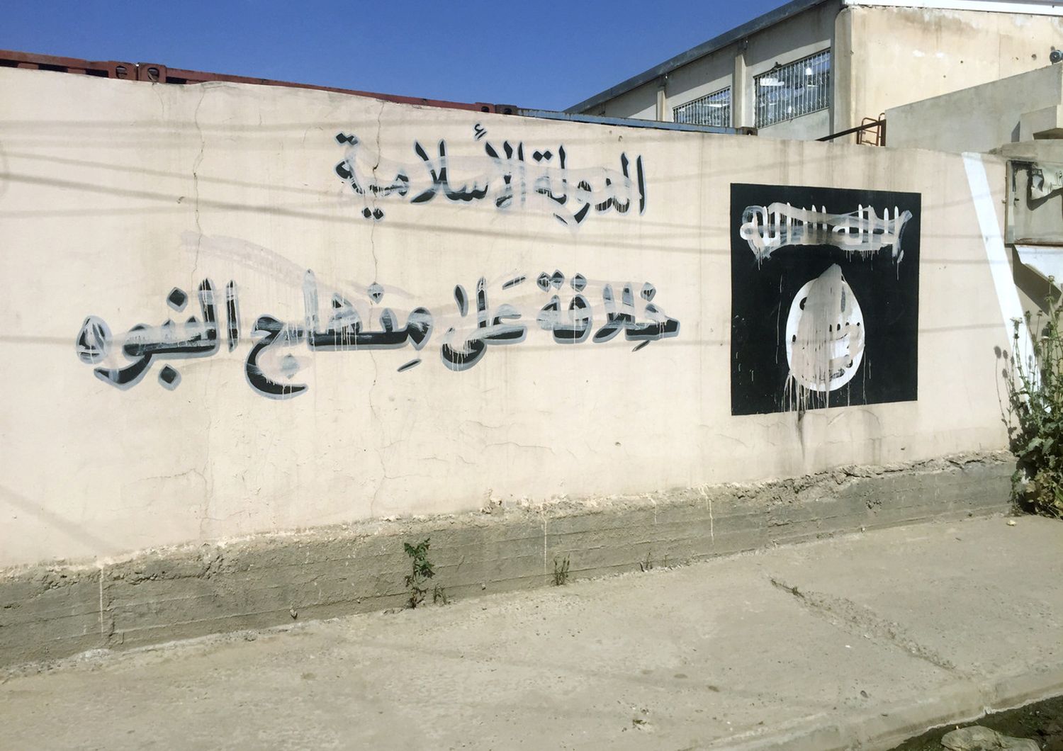 &nbsp;Propaganda dell'Isis su un muro di Mosul, in Iraq
