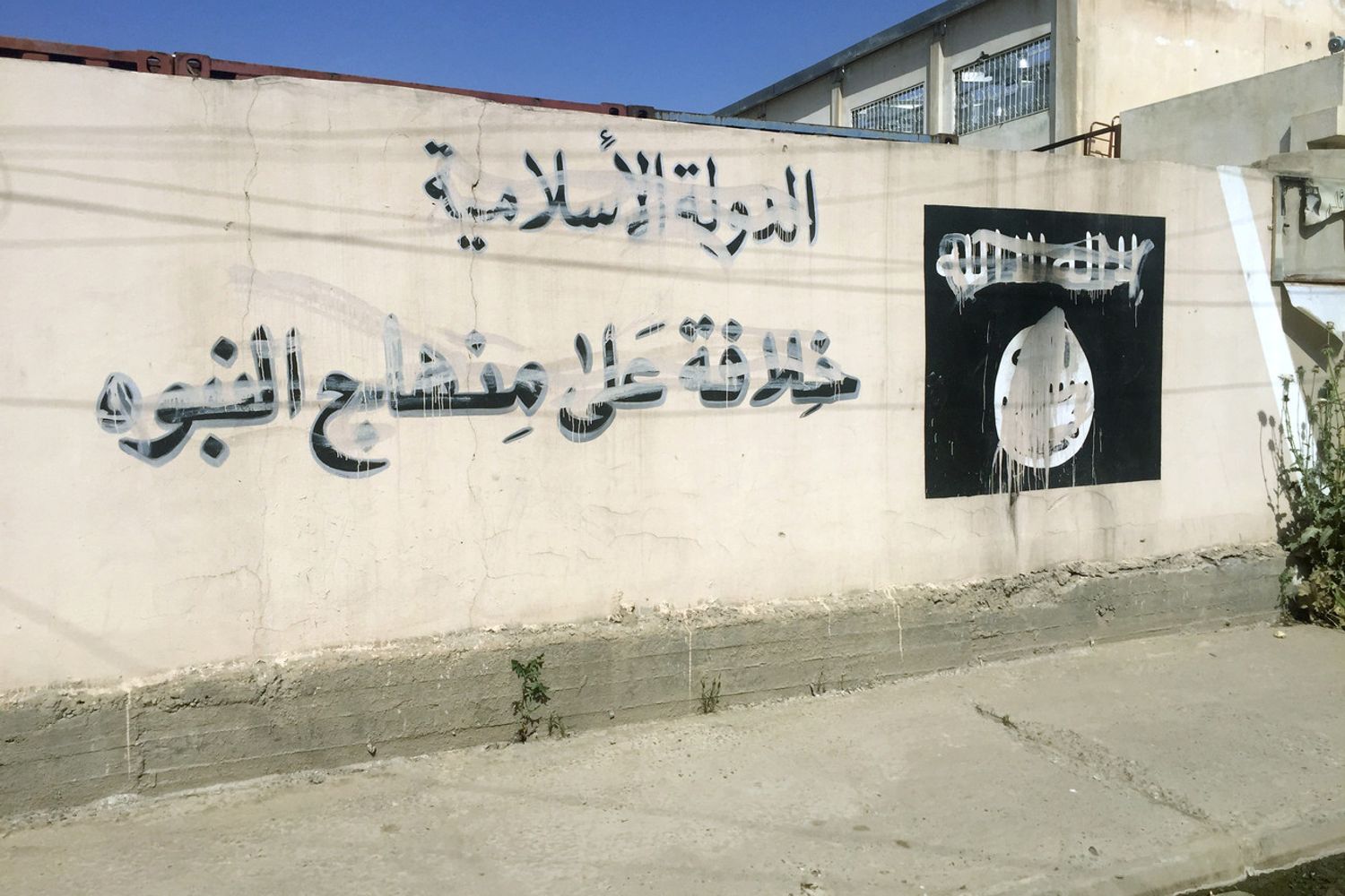 &nbsp;Propaganda dell'Isis su un muro di Mosul, in Iraq