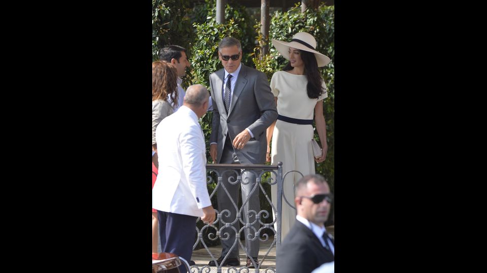 &nbsp; George Clooney e Amal Alamuddin lasciano l'Hotel Cipriani di Venezia il 29 settembre 2014 (Afp)