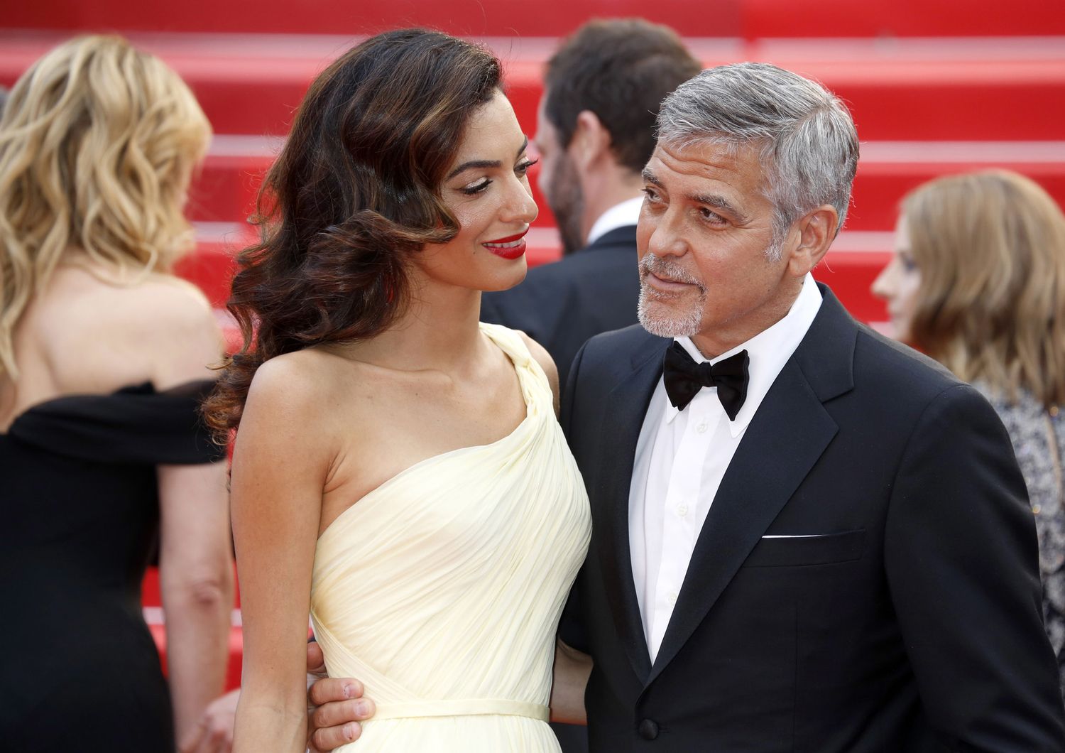 &nbsp;George Clooney e la moglie Amal al 69mo Festival di Cannes, il 12 maggio 2016 (Afp)