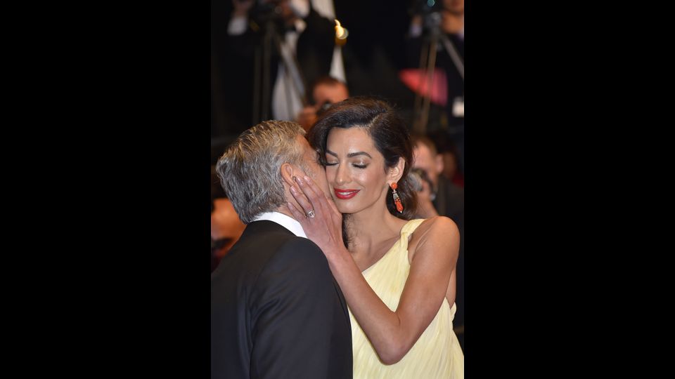 &nbsp;George Clooney e la moglie Amal al 69mo Festival di Cannes, il 12 maggio 2016 (Afp)