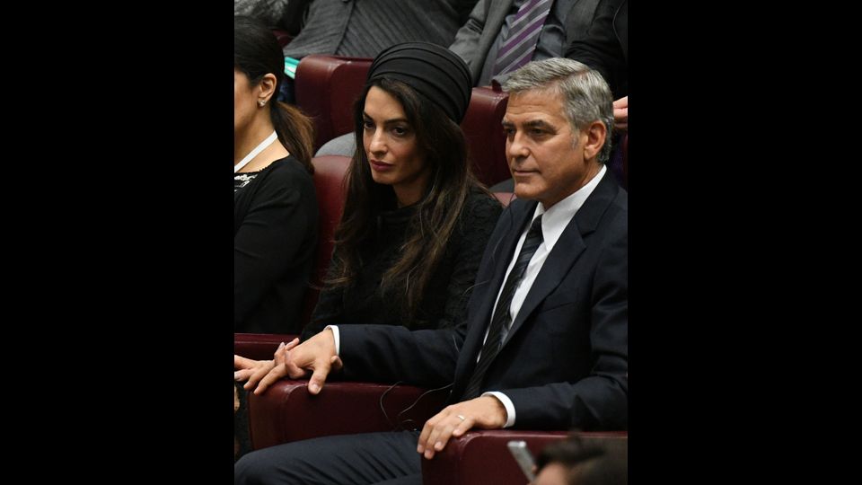 &nbsp;George Clooney e sua moglie Amal ad una riunione di Papa Francesco con i partecipanti al Sesto Congresso Mondiale della Fondazione Pontificia Scholas, il 29 maggio 2016 in Vaticano (Afp)
