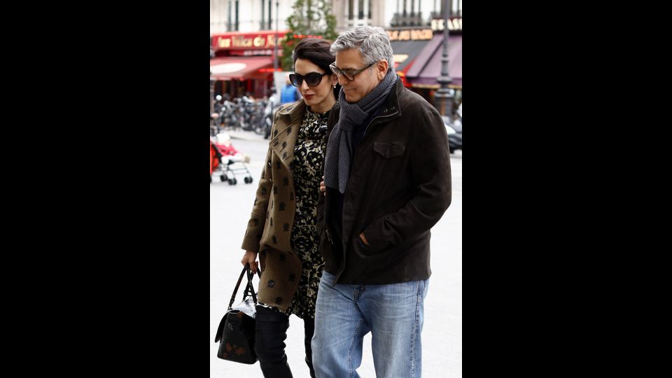 &nbsp;Amal e Georges Clooney sotto la neve a Parigi il 26 febbraio 2017 (Afp)&nbsp;