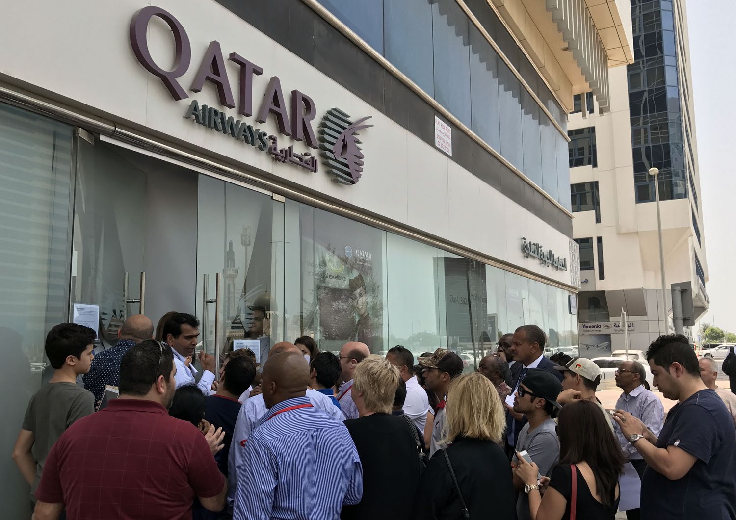Un ufficio della Qatar Airways preso d'assalto dopo la decisione dei Paesi del Golfo di isolare il Paese