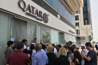 Un ufficio della Qatar Airways preso d'assalto dopo la decisione dei Paesi del Golfo di isolare il Paese