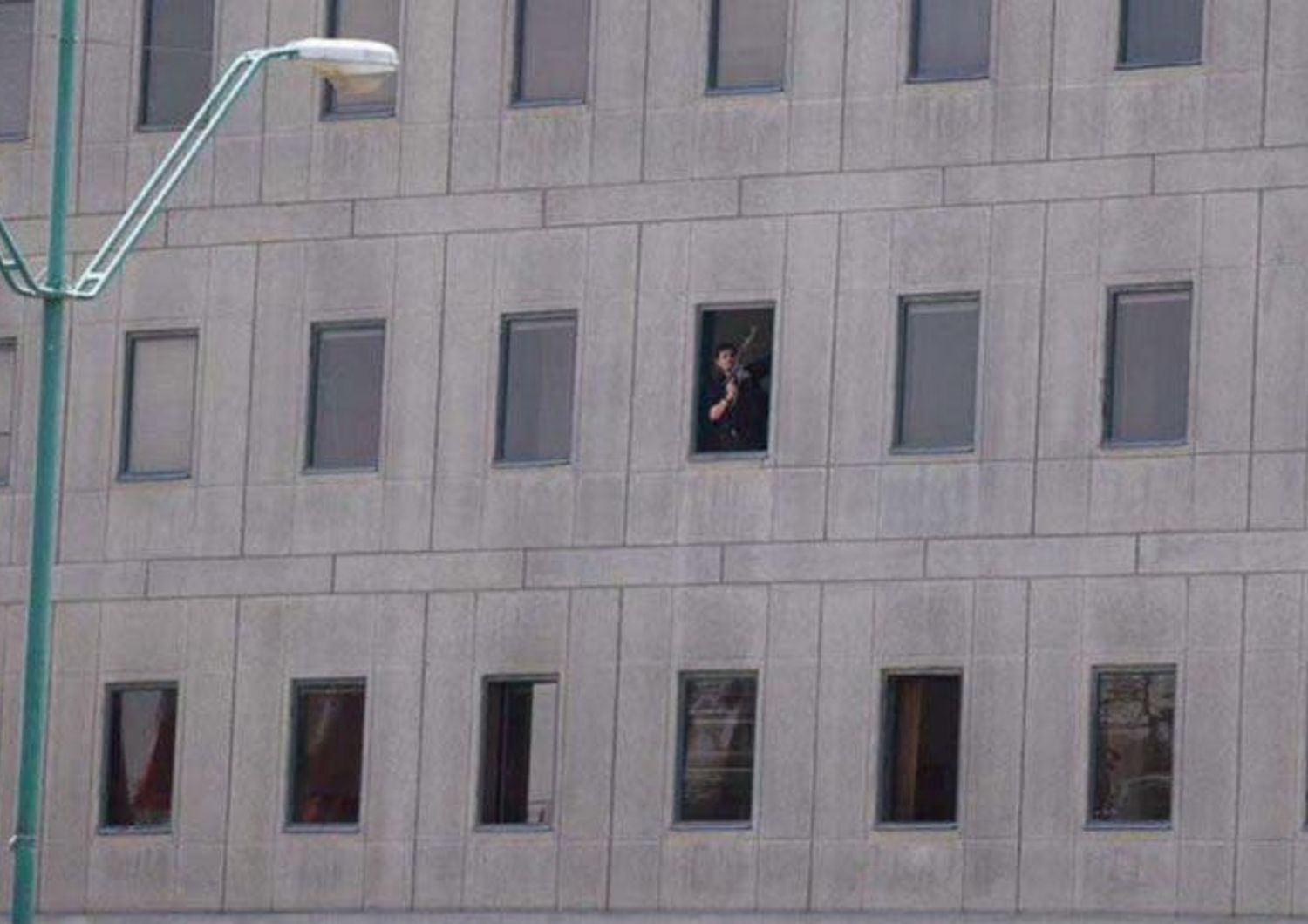 &nbsp;Iran attacco terroristico al parlamento, uno degli assalitori che spara dalla finestra (Tasnim News Agency)