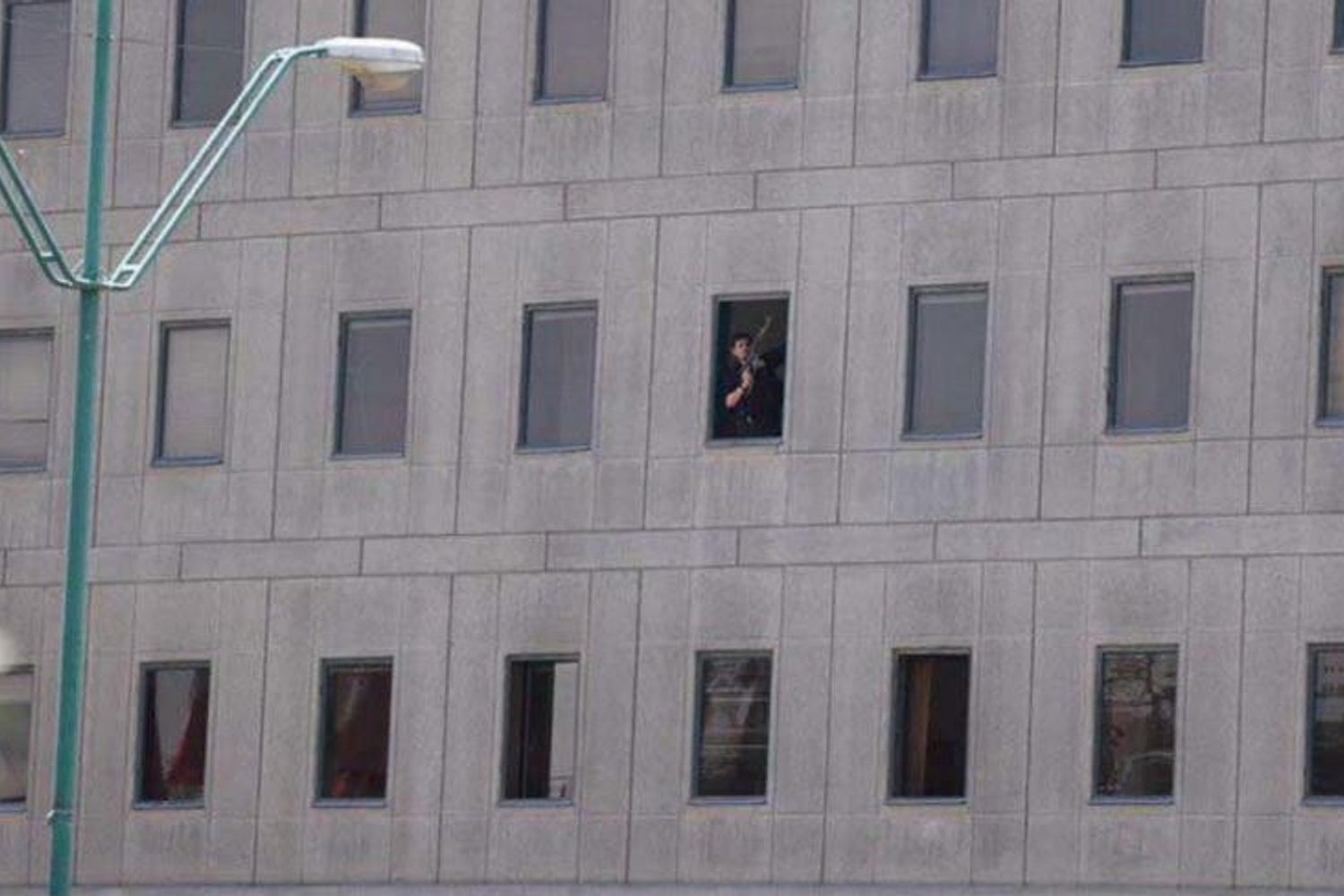 &nbsp;Iran attacco terroristico al parlamento, uno degli assalitori che spara dalla finestra (Tasnim News Agency)