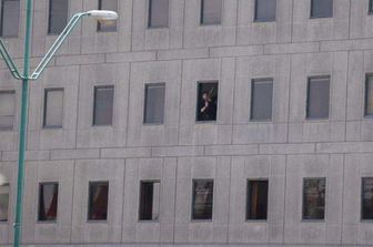 &nbsp;Iran attacco terroristico al parlamento, uno degli assalitori che spara dalla finestra (Tasnim News Agency)